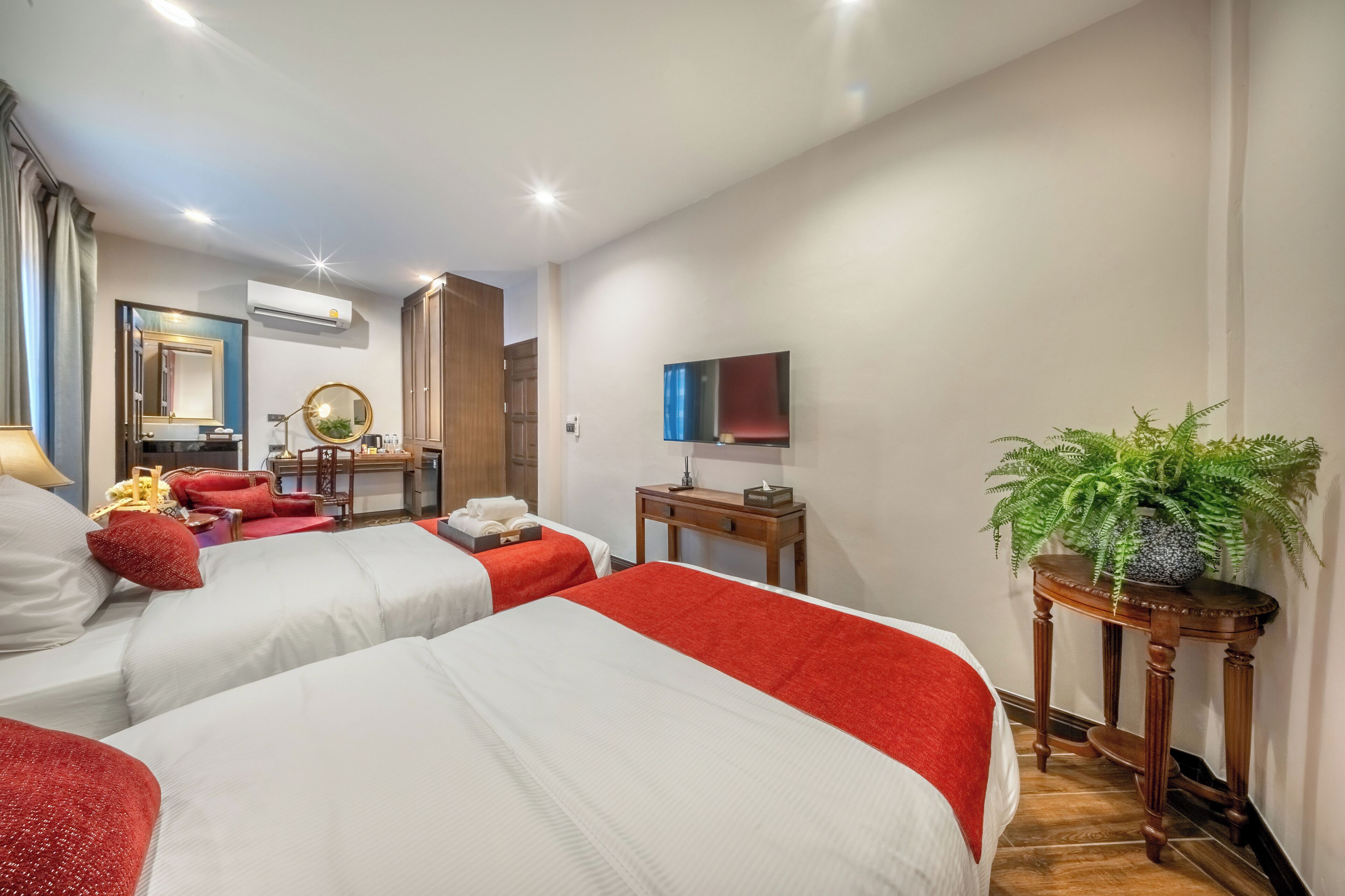 Deluxe Studio, 2 Twin Beds | Desk