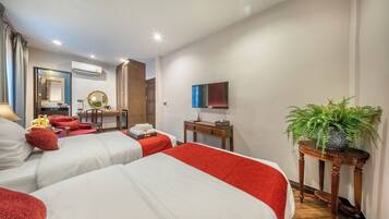 Deluxe Studio, 2 Twin Beds | Desk