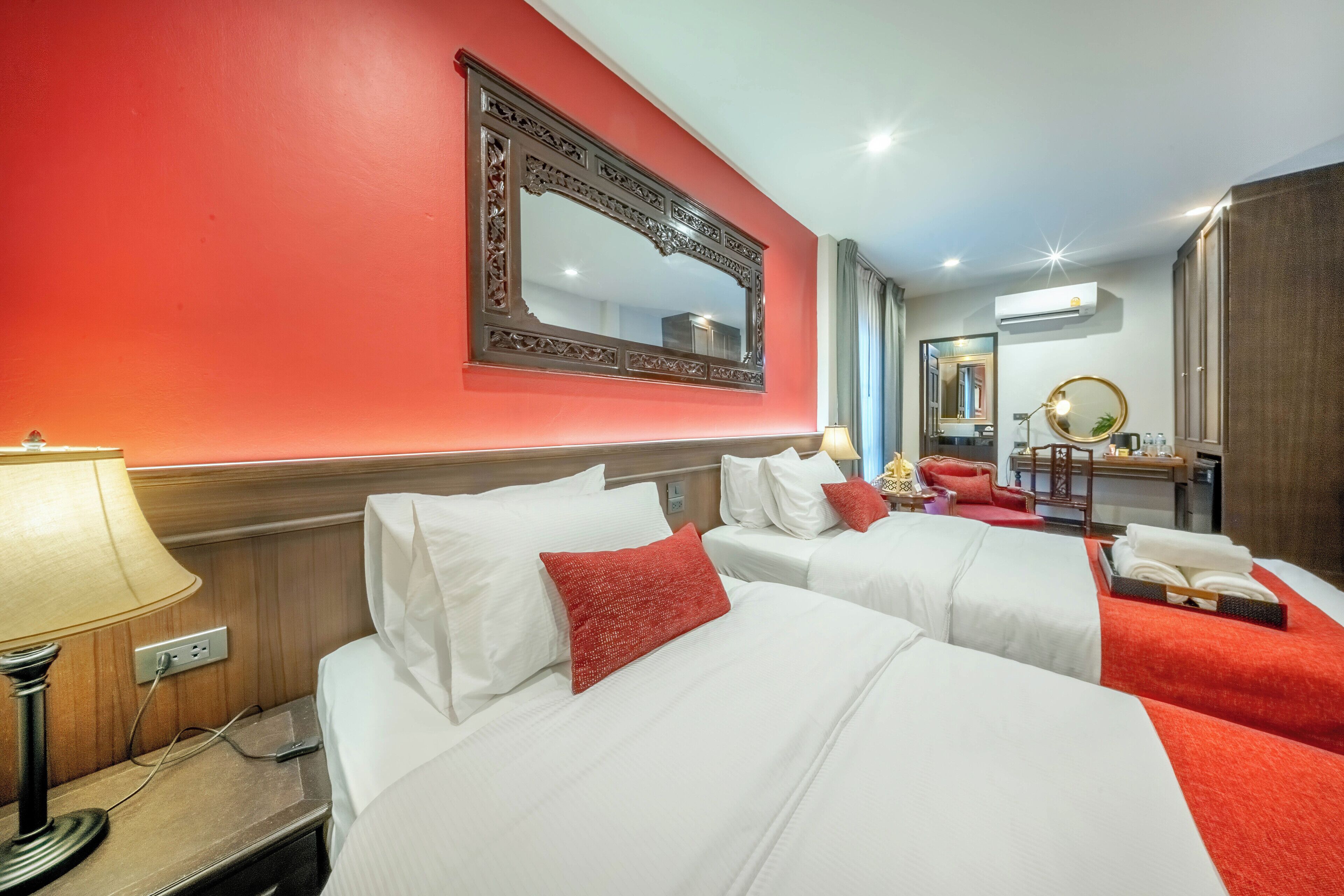 Deluxe Studio, 2 Twin Beds | Desk