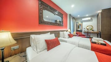 Deluxe Studio, 2 Twin Beds | Desk