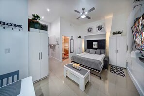A modern bedroom with a bed, bedside tables, a ceiling fan, and a TV. - ★Luxurious & Comfy★ - Close to Downtown - ♛Hot Tub (Fort Lauderdale)