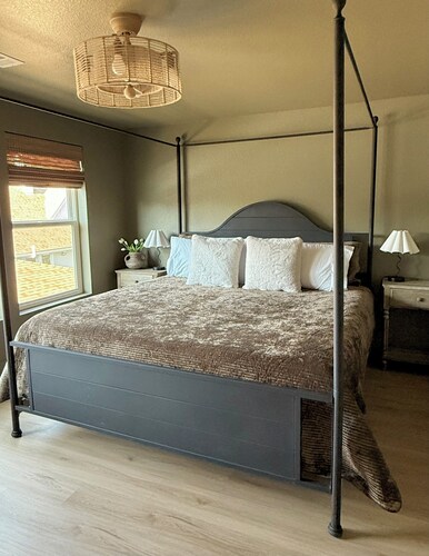 The Cantril Cottage - Walk to Coffee, Creek, Shops & Downtown
