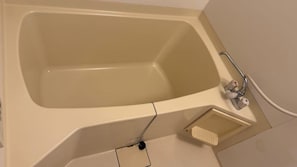Chambre quadruple classique | Salle de bain | Séchoir à cheveux, serviettes fournies, savon, shampooing