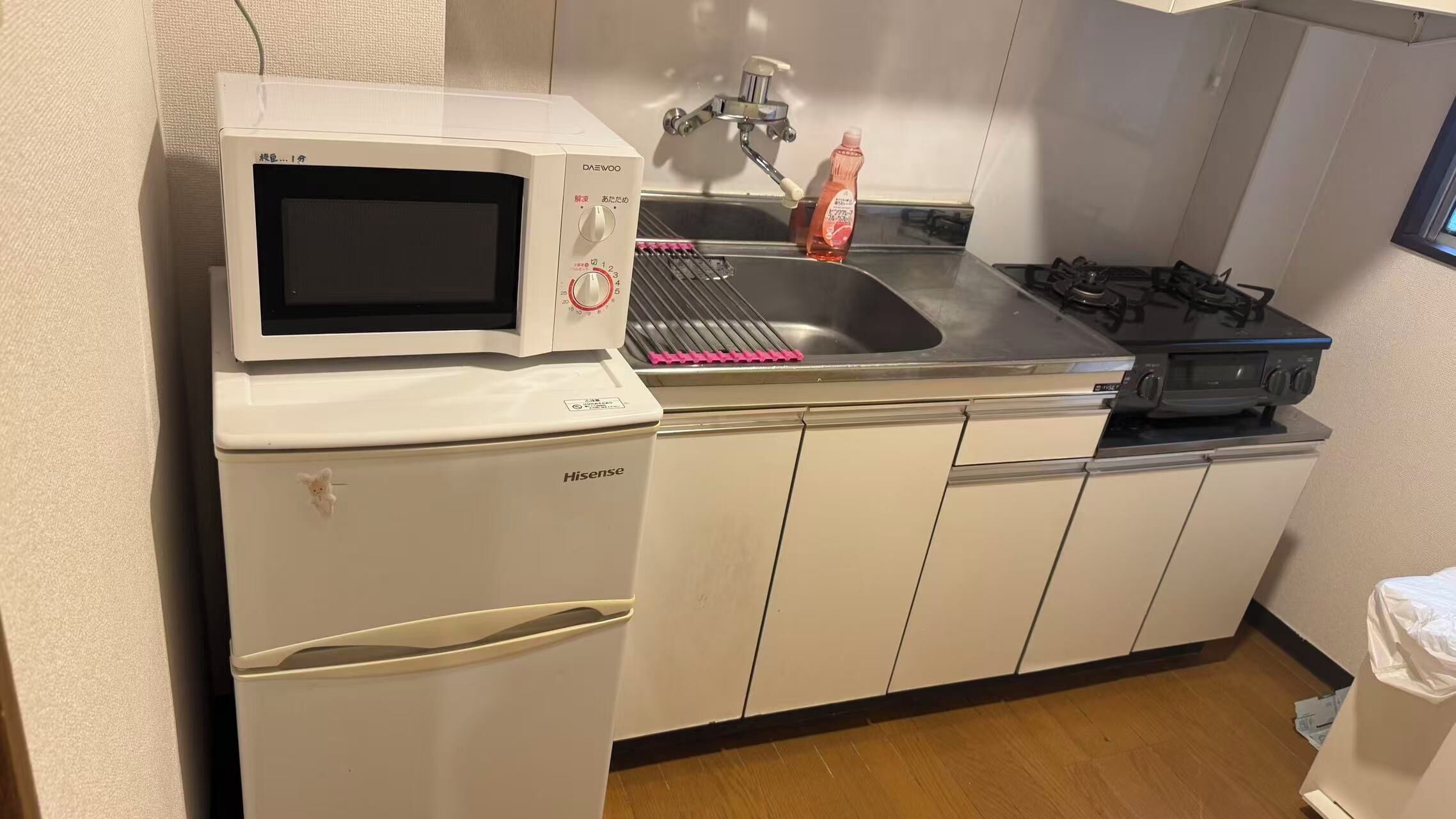 Quarto quádruplo clássico | Cozinha privada | Geladeira, micro-ondas, cooktop, talheres/pratos/utensílios de cozinha