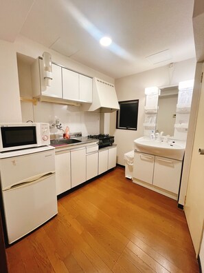 Classic Quadruple Room | Private kitchen | Fridge, microwave, stovetop, cookware/dishes/utensils