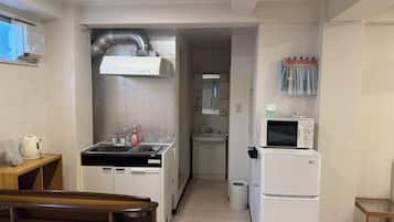 コンフォート 4 人部屋 | 専用キッチン | 冷蔵庫、電子レンジ、コンロ、調理器具と食器