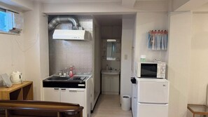 Chambre quadruple Confort | Cuisine privée | Réfrigérateur, four à micro-ondes, surface de cuisson