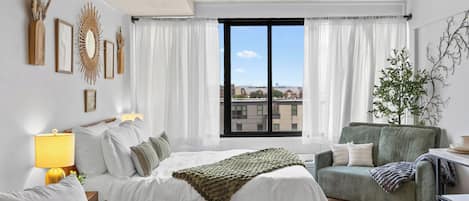 Tabla de planchar con plancha, wifi y ropa de cama