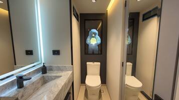 Suite Deluxe, vista a la ciudad | Baño | Regadera, toallas, jabón, papel de baño