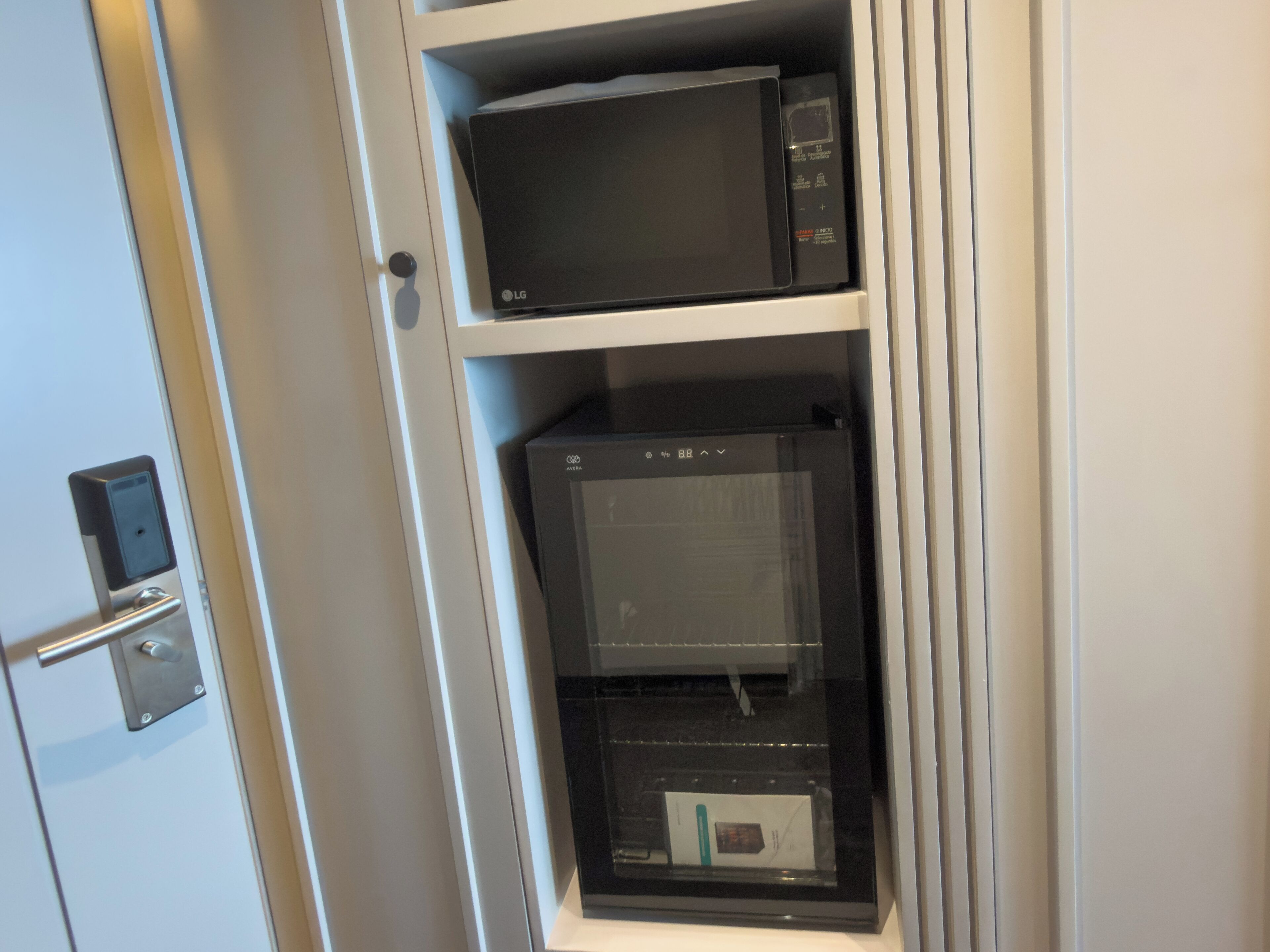 Deluxe Suite, City View | Private kitchen | Mini-fridge, microwave