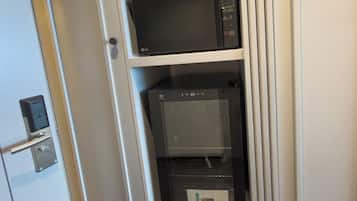 Deluxe Suite, City View | Private kitchen | Mini-fridge, microwave