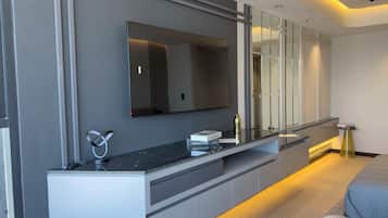 Deluxe Suite, City View | Premium bedding, free WiFi, bed sheets