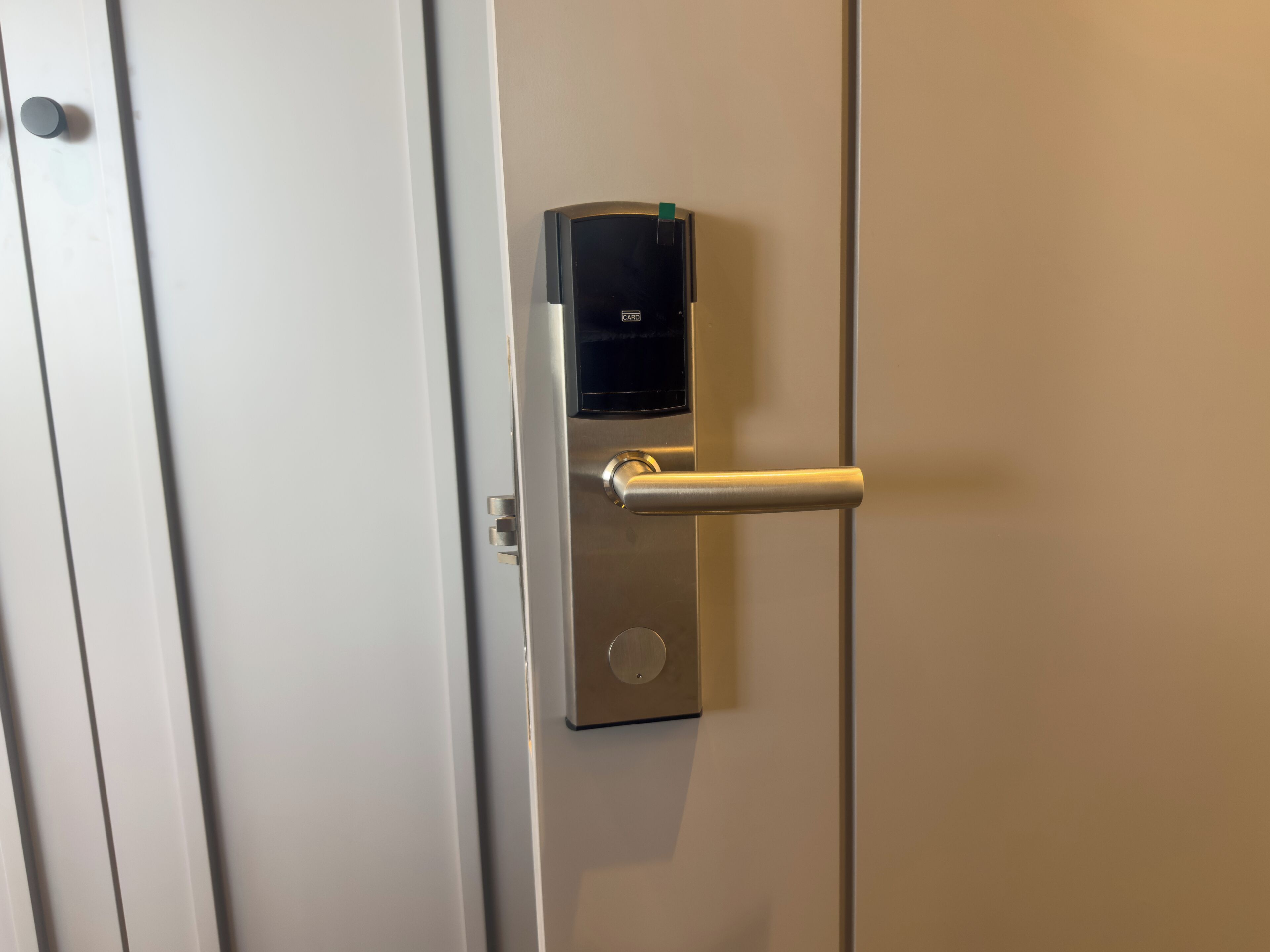 Una porta con una serratura elettronica moderna e una serratura a chiave.