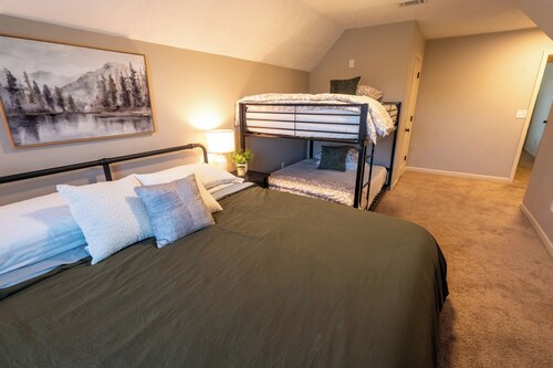 Stylish 4 Bdrm Home - Sleeps 16