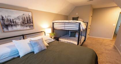 Stylish 4 Bdrm Home - Sleeps 16
