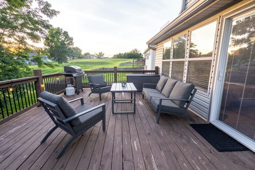 Stylish 4 Bdrm Home - Sleeps 16