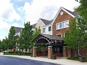 Exterior - Pet Friendly Stay | Outdoor Pool | Free Breakfast | Near Riverside Park- 1.6 mi (Auburn Hills)