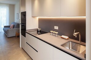 Eine moderne Küche mit Einbauherd, Spüle und Arbeitsplatte.