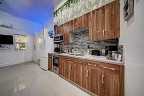Private kitchen - Santorini Patio Suite 1Bed/2Bath/1K - DT - Hot Tub (Fort Lauderdale)