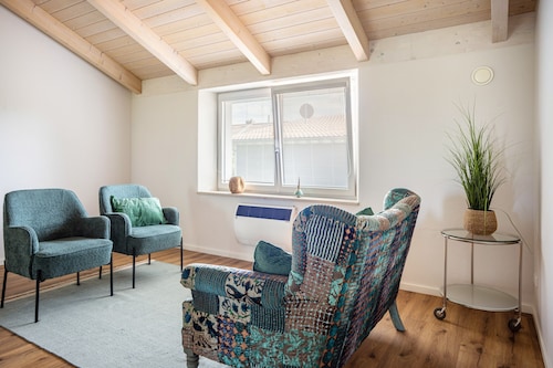 Blue House – Stylish Holiday and Seminar Home with Large Garden