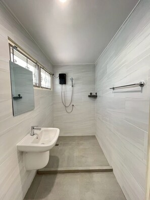 Bathroom - Near Airport Rooms 2800 1800 300 (Bangkok)