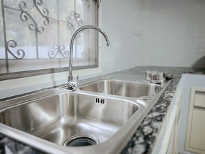 Rumah, 4 kamar tidur, Hewan Peliharaan Diizinkan, pemandangan kebun | Dapur pribadi