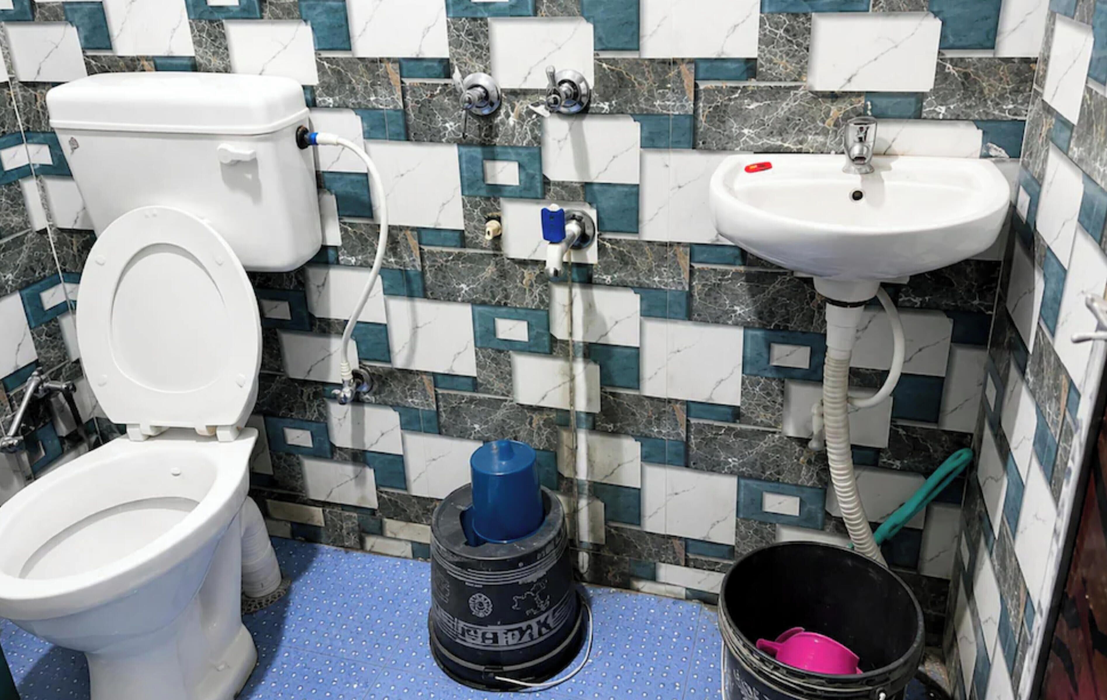 Deluxe-Doppelzimmer | Badezimmer | Dusche, Regendusche, Hausschuhe, Handtücher