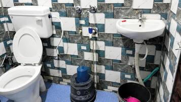Deluxe-Doppelzimmer | Badezimmer | Dusche, Regendusche, Hausschuhe, Handtücher