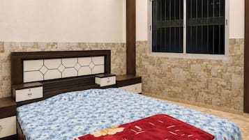 Hypo-allergenic bedding, desk, soundproofing, free WiFi