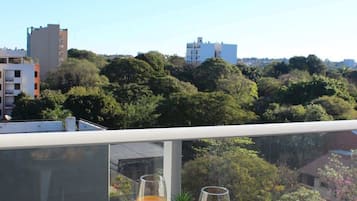 Apartment, Balkon, Stadtblick | Speisen im Freien