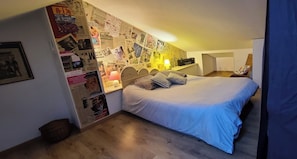 1 soverom, strykejern/-brett, reiseseng for barn og sengetøy