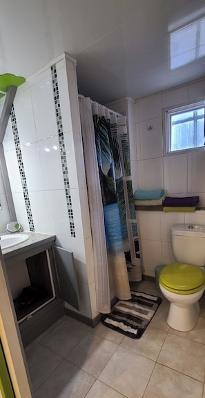 Dusj, hårføner, håndklær og såpe