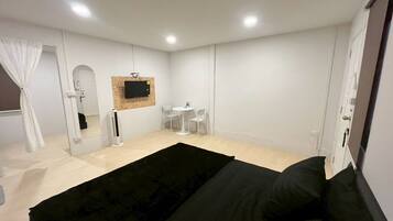Standard Room, 1 King Bed, City View | WiFi (free)