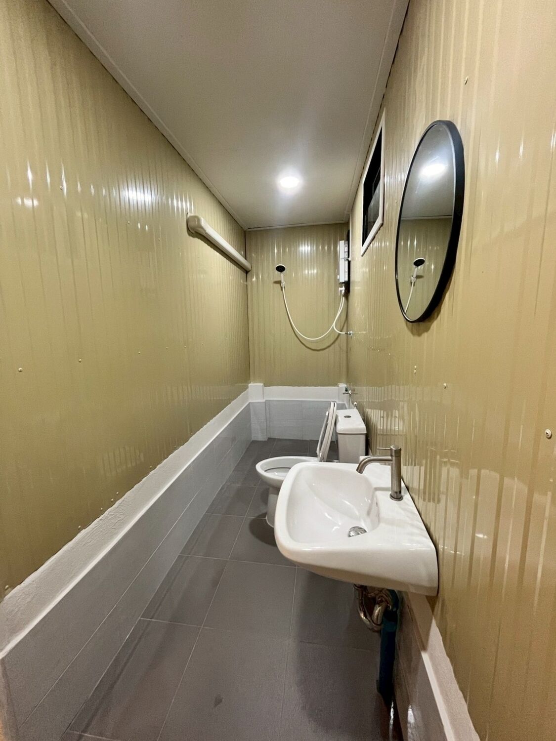Chambre Standard, 1 très grand lit, vue ville | Salle de bain | Douche, shampoing