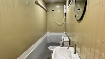 Chambre Standard, 1 très grand lit, vue ville | Salle de bain | Douche, shampoing