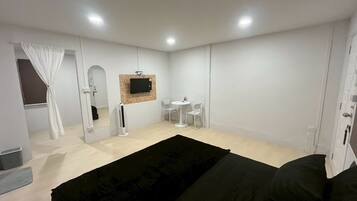 Chambre Standard, 1 très grand lit, vue ville | Wi-Fi gratuit