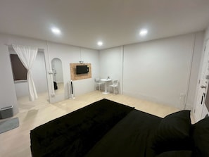 Chambre Standard, 1 très grand lit, vue ville | Wi-Fi gratuit