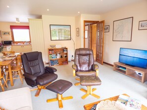 TV, fireplace - Innesbeg Wildlife & Walking Retreat in the Cairngorms (Insh)