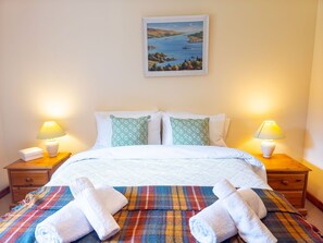4 bedrooms, iron/ironing board, free WiFi, bed sheets - Innesbeg Wildlife & Walking Retreat in the Cairngorms (Insh)