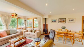 TV, fireplace - Innesbeg Wildlife & Walking Retreat in the Cairngorms (Insh)