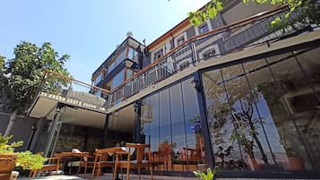 Room, 1 Bedroom, Smoking, Balcony | Tempat makan luar