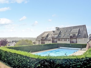 A residential building with a swimming pool, surrounded by well-maintained hedges. - Le Vert Coteau by Interhome (Deauville-Trouville)