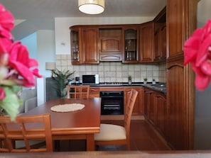 Coffee/tea maker, fridge, microwave, oven