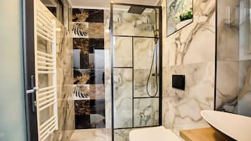 Habitación Deluxe doble, 1 cama de matrimonio | Baño | Ducha, toallas, jabón y champú