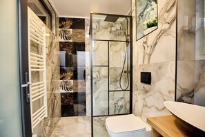 Deluxe tweepersoonskamer, 1 queensize bed | Badkamer | Een douche, handdoeken, zeep, shampoo