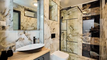 Dusche, kostenlose Toilettenartikel, Handtücher, Seife