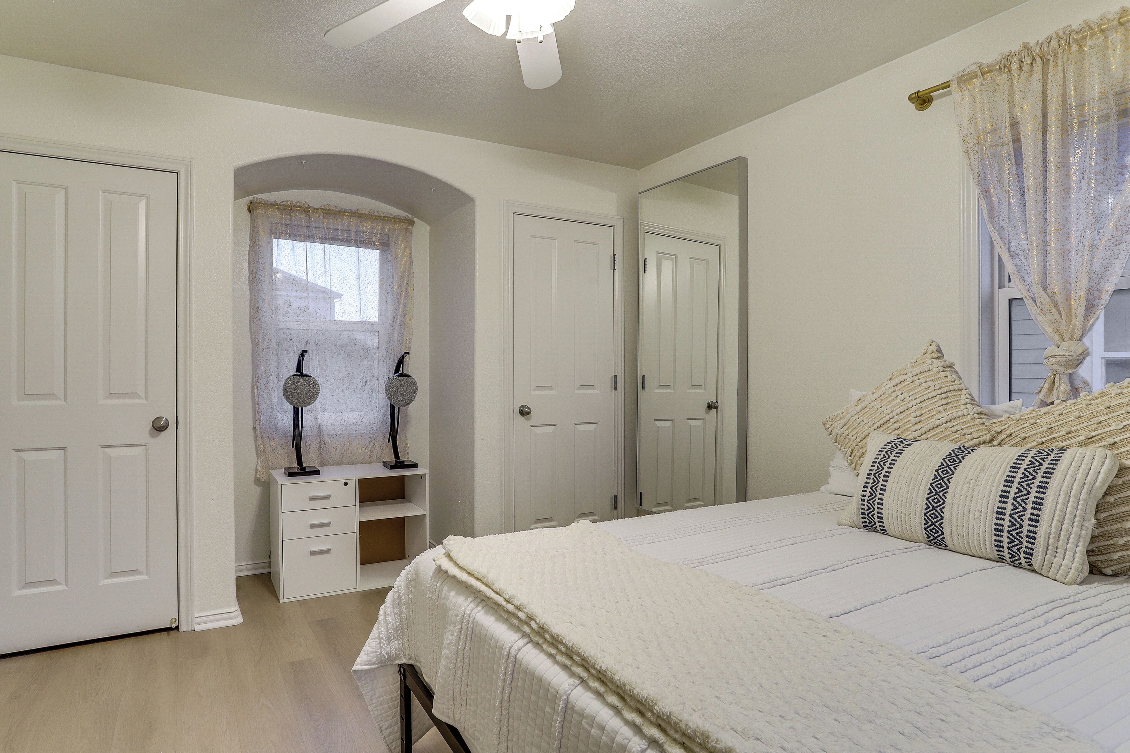 3 bedrooms, internet, bed sheets