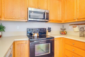 Cafetera/tetera, refrigerador, microondas, placa de cocina