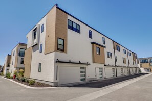 Ein modernes, mehrgeschossiges Wohngebäude mit schlichter Fassade, großen Fenstern und einer flachen Dachfläche.