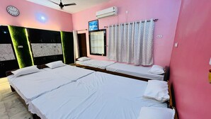 3 bedrooms, WiFi, bed sheets - Rudraksh Inn (Varanasi)